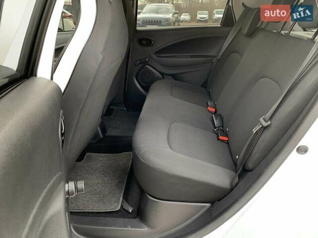 Белый Рено Зое, объемом двигателя 0 л и пробегом 66 тыс. км за 12499 $, фото 27 на Automoto.ua