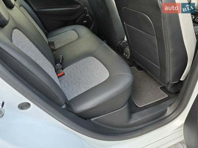 Белый Рено Зое, объемом двигателя 0 л и пробегом 65 тыс. км за 12300 $, фото 41 на Automoto.ua
