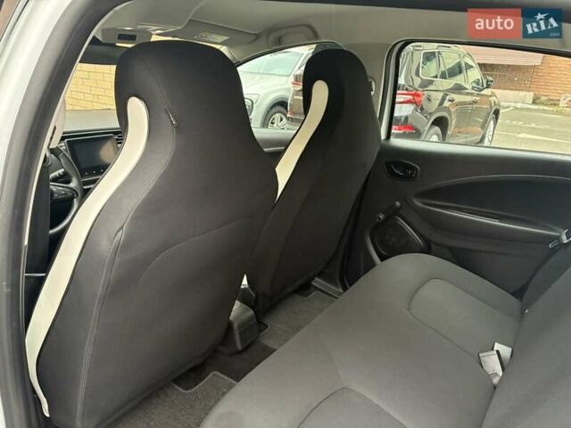 Белый Рено Зое, объемом двигателя 0 л и пробегом 39 тыс. км за 12300 $, фото 31 на Automoto.ua