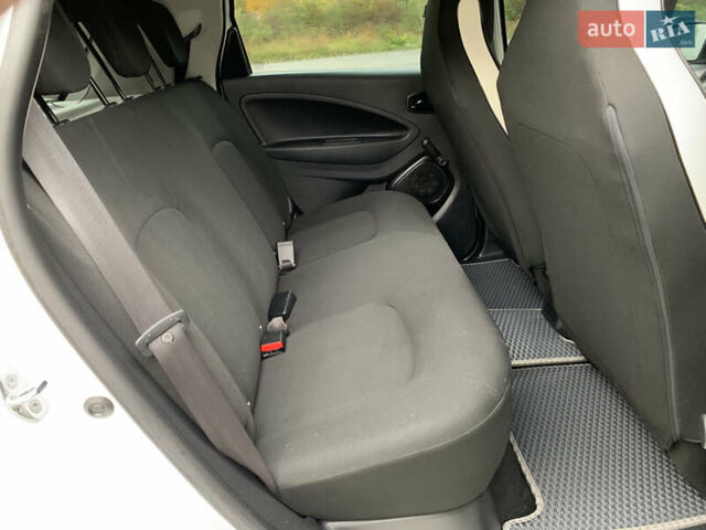 Белый Рено Зое, объемом двигателя 0 л и пробегом 47 тыс. км за 12499 $, фото 29 на Automoto.ua