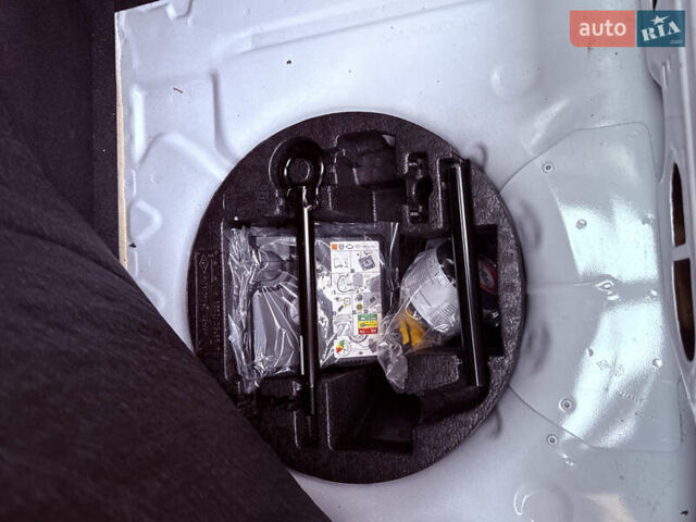 Білий Рено Зое, об'ємом двигуна 0 л та пробігом 69 тис. км за 11800 $, фото 31 на Automoto.ua