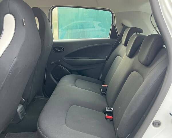 Белый Рено Зое, объемом двигателя 0 л и пробегом 52 тыс. км за 12200 $, фото 19 на Automoto.ua