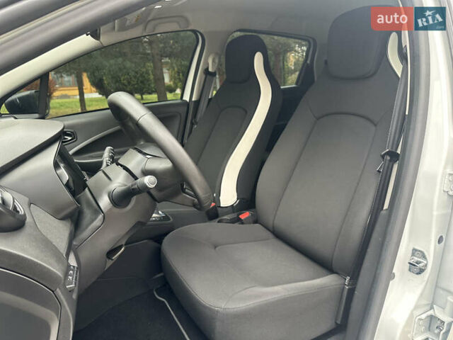 Белый Рено Зое, объемом двигателя 0 л и пробегом 28 тыс. км за 12500 $, фото 32 на Automoto.ua
