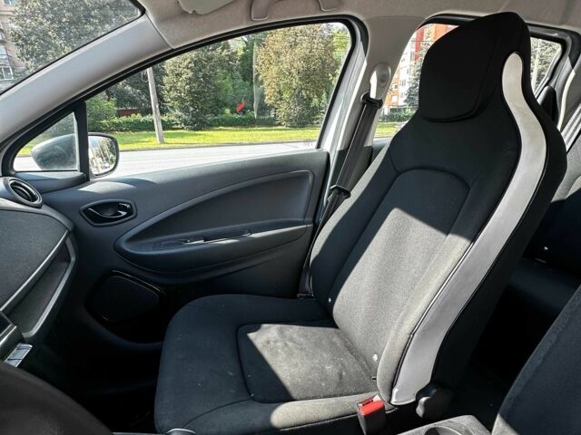 Белый Рено Зое, объемом двигателя 0 л и пробегом 165 тыс. км за 8990 $, фото 10 на Automoto.ua