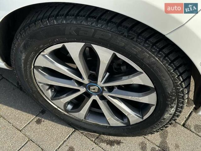 Белый Рено Зое, объемом двигателя 0 л и пробегом 124 тыс. км за 13200 $, фото 16 на Automoto.ua