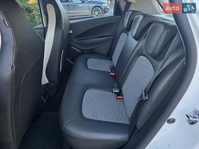 Белый Рено Зое, объемом двигателя 0 л и пробегом 85 тыс. км за 12999 $, фото 25 на Automoto.ua