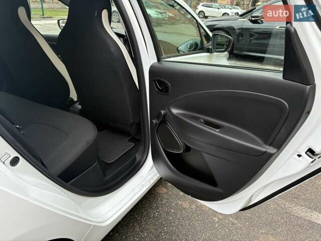 Белый Рено Зое, объемом двигателя 0 л и пробегом 39 тыс. км за 12300 $, фото 27 на Automoto.ua