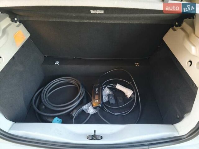 Белый Рено Зое, объемом двигателя 0 л и пробегом 98 тыс. км за 10950 $, фото 34 на Automoto.ua