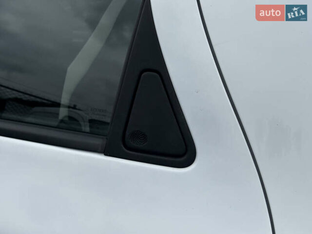 Белый Рено Зое, объемом двигателя 0 л и пробегом 41 тыс. км за 11600 $, фото 19 на Automoto.ua
