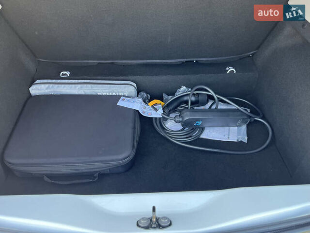 Белый Рено Зое, объемом двигателя 0 л и пробегом 56 тыс. км за 12500 $, фото 12 на Automoto.ua