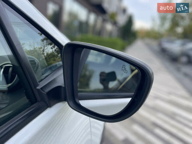 Белый Рено Зое, объемом двигателя 0 л и пробегом 106 тыс. км за 12299 $, фото 30 на Automoto.ua