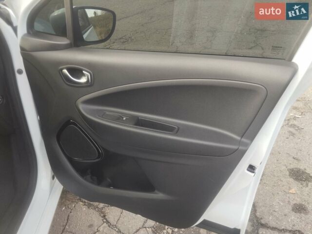 Белый Рено Зое, объемом двигателя 0 л и пробегом 56 тыс. км за 13500 $, фото 16 на Automoto.ua