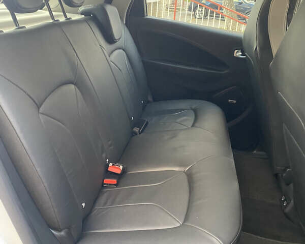 Белый Рено Зое, объемом двигателя 0 л и пробегом 90 тыс. км за 13750 $, фото 12 на Automoto.ua