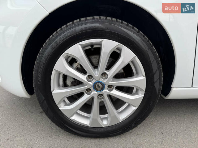 Білий Рено Зое, об'ємом двигуна 0 л та пробігом 84 тис. км за 11999 $, фото 24 на Automoto.ua