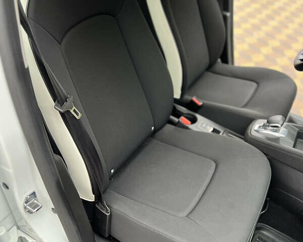 Белый Рено Зое, объемом двигателя 0 л и пробегом 23 тыс. км за 13300 $, фото 22 на Automoto.ua