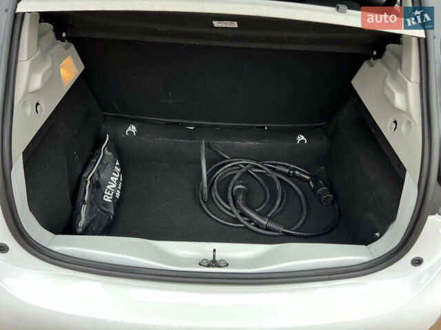 Белый Рено Зое, объемом двигателя 0 л и пробегом 23 тыс. км за 13300 $, фото 18 на Automoto.ua