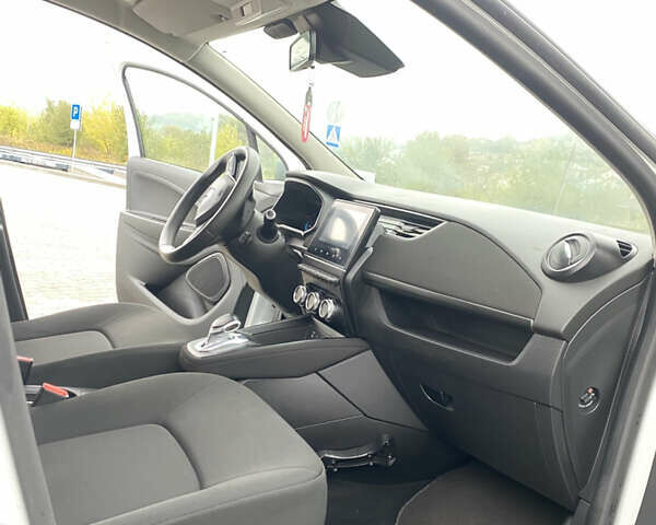 Белый Рено Зое, объемом двигателя 0 л и пробегом 42 тыс. км за 11700 $, фото 14 на Automoto.ua