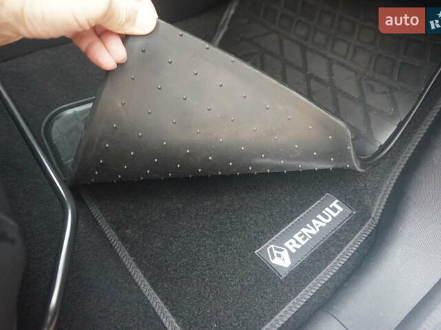 Белый Рено Зое, объемом двигателя 0 л и пробегом 122 тыс. км за 13000 $, фото 42 на Automoto.ua