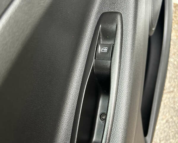 Белый Рено Зое, объемом двигателя 0 л и пробегом 58 тыс. км за 11780 $, фото 23 на Automoto.ua