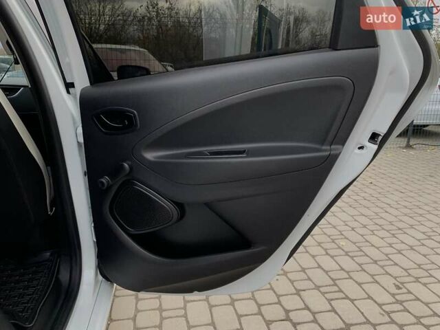 Белый Рено Зое, объемом двигателя 0 л и пробегом 44 тыс. км за 12499 $, фото 30 на Automoto.ua