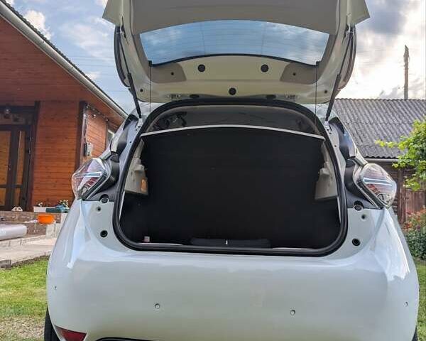 Белый Рено Зое, объемом двигателя 0 л и пробегом 56 тыс. км за 12500 $, фото 11 на Automoto.ua
