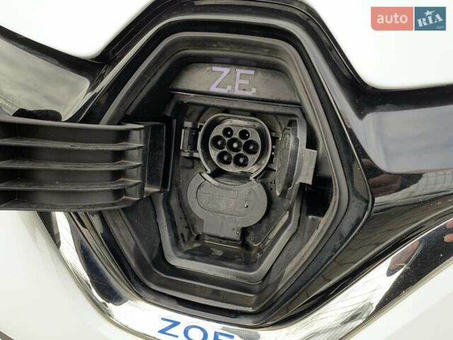 Белый Рено Зое, объемом двигателя 0 л и пробегом 66 тыс. км за 12499 $, фото 56 на Automoto.ua
