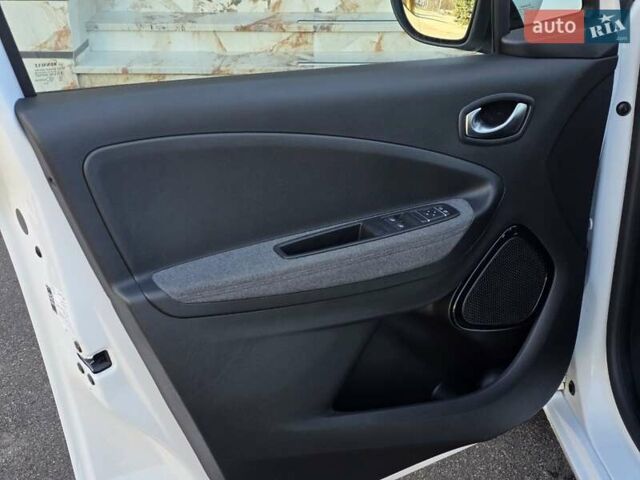 Белый Рено Зое, объемом двигателя 0 л и пробегом 85 тыс. км за 12999 $, фото 20 на Automoto.ua