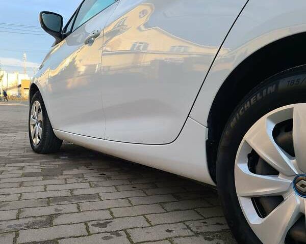 Белый Рено Зое, объемом двигателя 0 л и пробегом 33 тыс. км за 12690 $, фото 7 на Automoto.ua