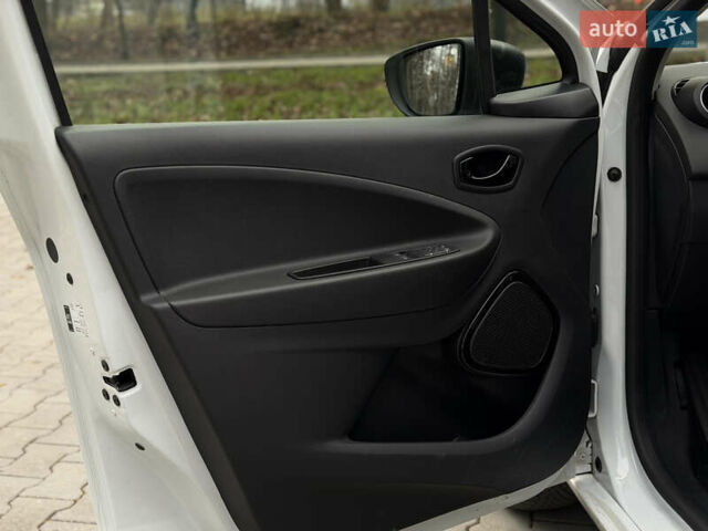 Білий Рено Зое, об'ємом двигуна 0 л та пробігом 28 тис. км за 12222 $, фото 18 на Automoto.ua