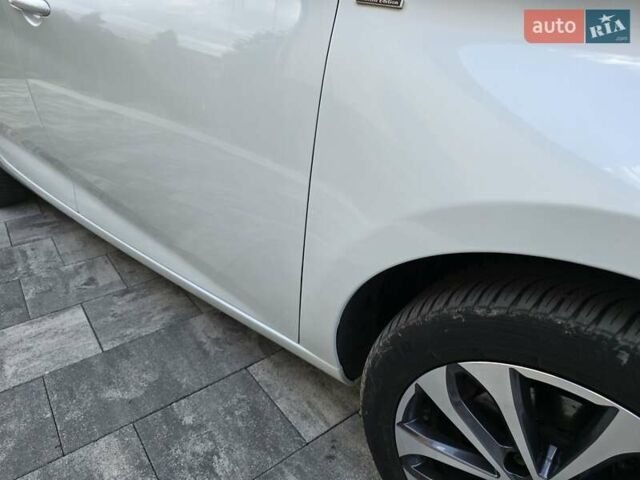 Белый Рено Зое, объемом двигателя 0 л и пробегом 65 тыс. км за 12300 $, фото 72 на Automoto.ua