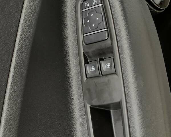 Белый Рено Зое, объемом двигателя 0 л и пробегом 44 тыс. км за 12499 $, фото 38 на Automoto.ua