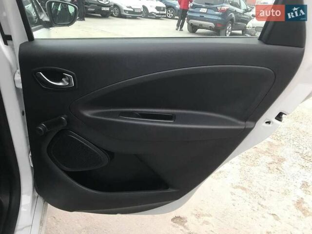 Белый Рено Зое, объемом двигателя 0 л и пробегом 40 тыс. км за 13790 $, фото 10 на Automoto.ua