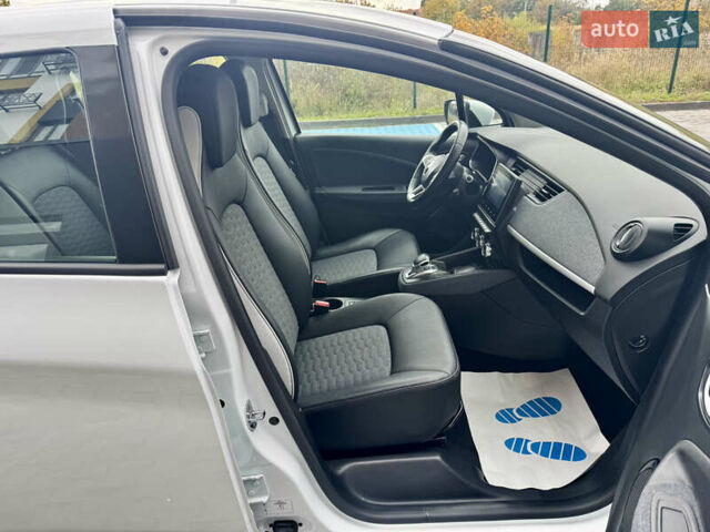 Белый Рено Зое, объемом двигателя 0 л и пробегом 70 тыс. км за 12999 $, фото 16 на Automoto.ua