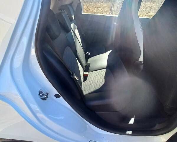Белый Рено Зое, объемом двигателя 0 л и пробегом 19 тыс. км за 8900 $, фото 20 на Automoto.ua