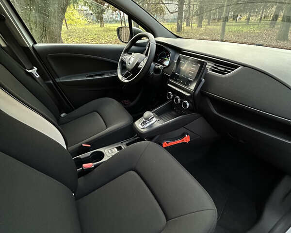 Белый Рено Зое, объемом двигателя 0 л и пробегом 52 тыс. км за 11590 $, фото 25 на Automoto.ua