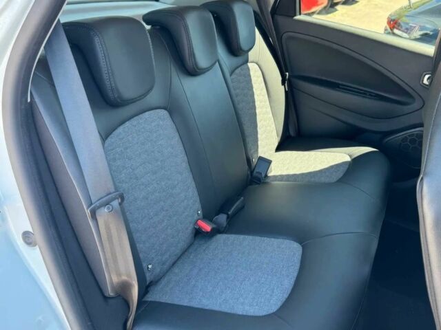 Белый Рено Зое, объемом двигателя 0 л и пробегом 38 тыс. км за 9200 $, фото 11 на Automoto.ua