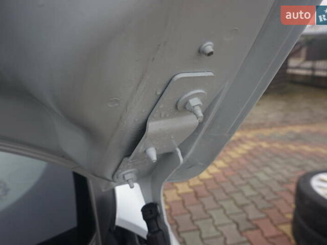 Белый Рено Зое, объемом двигателя 0 л и пробегом 122 тыс. км за 13000 $, фото 55 на Automoto.ua