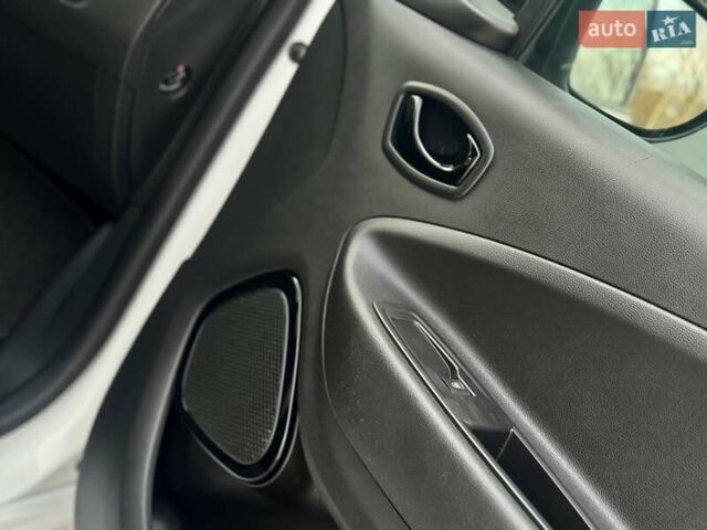 Белый Рено Зое, объемом двигателя 0 л и пробегом 86 тыс. км за 10850 $, фото 87 на Automoto.ua