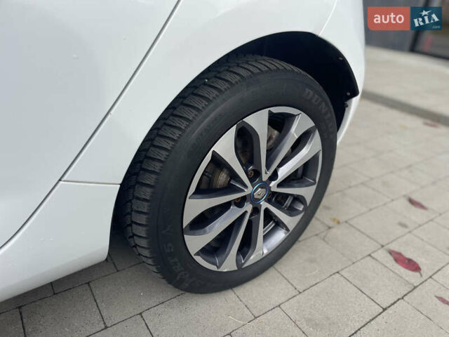 Белый Рено Зое, объемом двигателя 0 л и пробегом 106 тыс. км за 12299 $, фото 20 на Automoto.ua