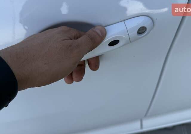 Белый Рено Зое, объемом двигателя 0 л и пробегом 124 тыс. км за 12499 $, фото 14 на Automoto.ua