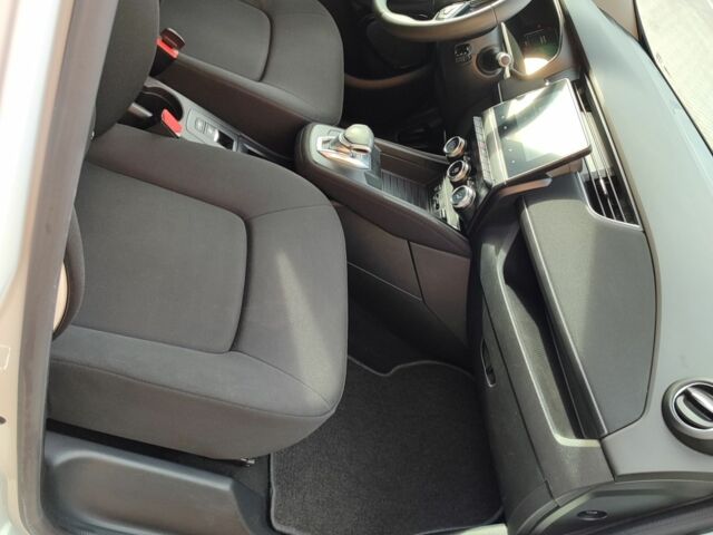 Белый Рено Зое, объемом двигателя 0 л и пробегом 78 тыс. км за 11850 $, фото 7 на Automoto.ua