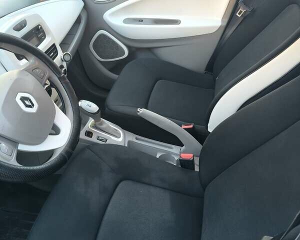 Белый Рено Зое, объемом двигателя 0 л и пробегом 96 тыс. км за 10700 $, фото 4 на Automoto.ua