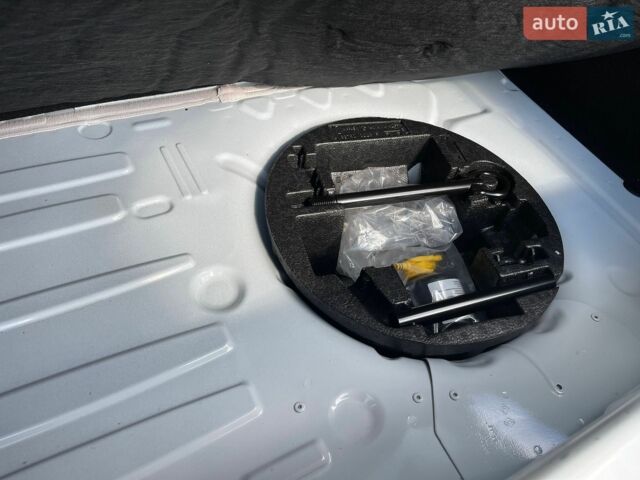 Белый Рено Зое, объемом двигателя 0 л и пробегом 62 тыс. км за 13800 $, фото 27 на Automoto.ua