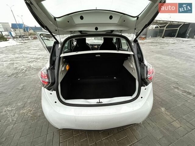 Белый Рено Зое, объемом двигателя 0 л и пробегом 58 тыс. км за 11790 $, фото 7 на Automoto.ua