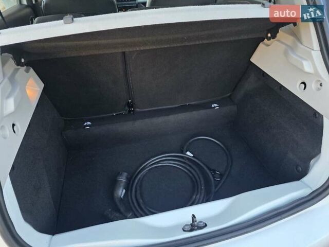 Белый Рено Зое, объемом двигателя 0 л и пробегом 85 тыс. км за 12999 $, фото 28 на Automoto.ua