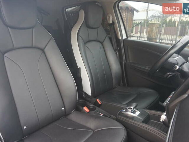 Белый Рено Зое, объемом двигателя 0 л и пробегом 122 тыс. км за 13000 $, фото 40 на Automoto.ua