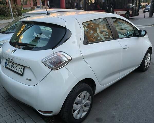 Белый Рено Зое, объемом двигателя 0 л и пробегом 96 тыс. км за 10700 $, фото 7 на Automoto.ua