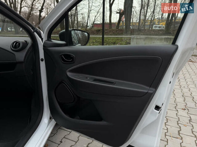 Білий Рено Зое, об'ємом двигуна 0 л та пробігом 28 тис. км за 12222 $, фото 28 на Automoto.ua