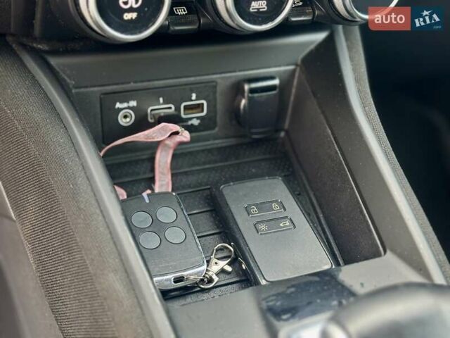 Белый Рено Зое, объемом двигателя 0 л и пробегом 85 тыс. км за 11150 $, фото 83 на Automoto.ua