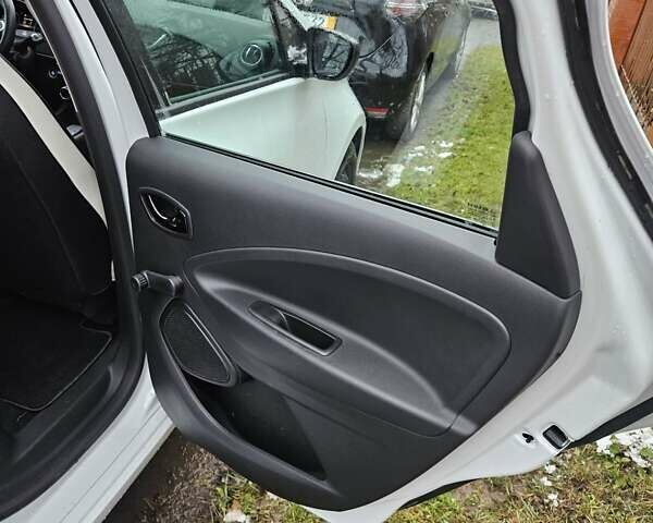 Белый Рено Зое, объемом двигателя 0 л и пробегом 28 тыс. км за 11800 $, фото 14 на Automoto.ua